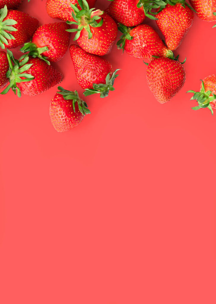 Зрізати полуницю на рожевому тлі, літня ягода, вид зверху
 - Фото, зображення
