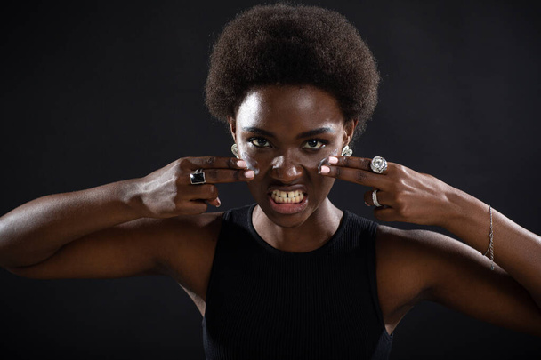 Hermosa mujer negra afroamericana joven étnica aplicando crema hidratante blanca en su cara - Foto, Imagen
