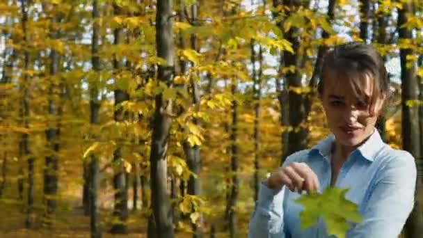 Φθινόπωρο γυναίκα σε φθινόπωρο πάρκο - Πλάνα, βίντεο