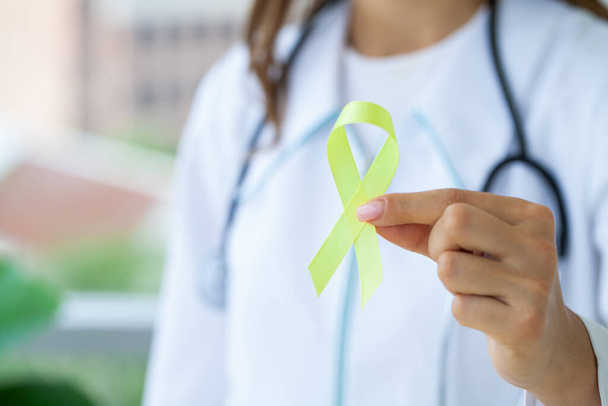 Colocar una cinta verde en el pecho para tener conciencia del linfoma. - Foto, imagen
