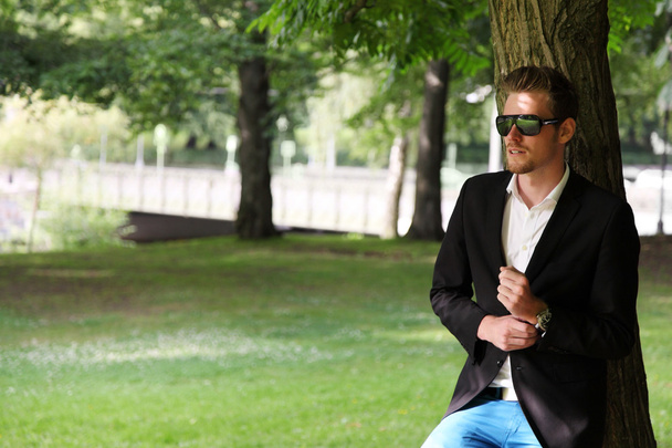 Attractive man with sunglasses - Foto, Bild