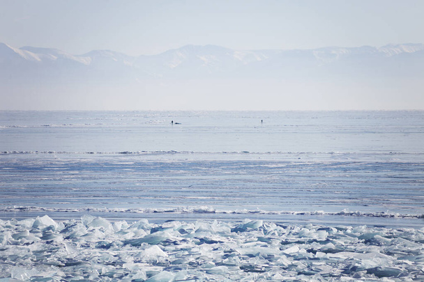 Jezioro Bajkał, lód drift w pobliżu wsi Listvyanka. Pejzaż zimowy - Zdjęcie, obraz