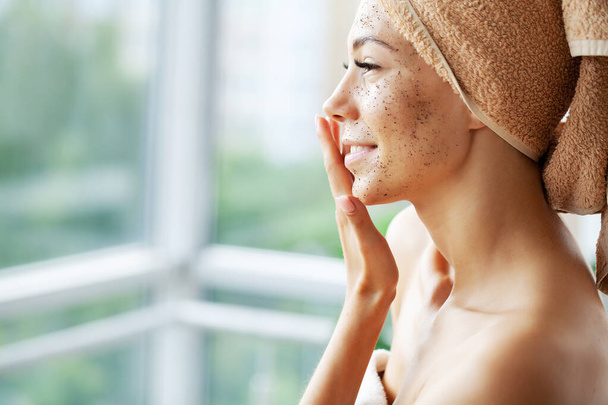 schöne junge Frau mit Peelingmaske im Wellness-Salon - Foto, Bild