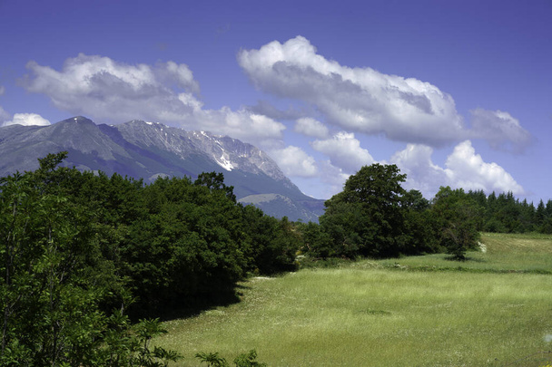 Springtime landscape in the Valle Peligna, near Raiano and Anversa, L Aquila province, Abruzzo, Italy - Foto, imagen