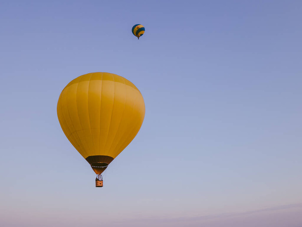 pohled na vzduchový balón s košem mouchy při západu slunce kopírovat prostor - Fotografie, Obrázek