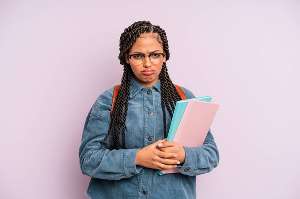 černá afro žena se cítí smutná a fňukající s nešťastným pohledem a pláčem. koncepce vysokoškolského studenta - Fotografie, Obrázek