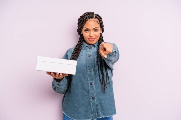 negro afro mujer apuntando a la cámara elegirte. concepto de caja de paquetes - Foto, imagen