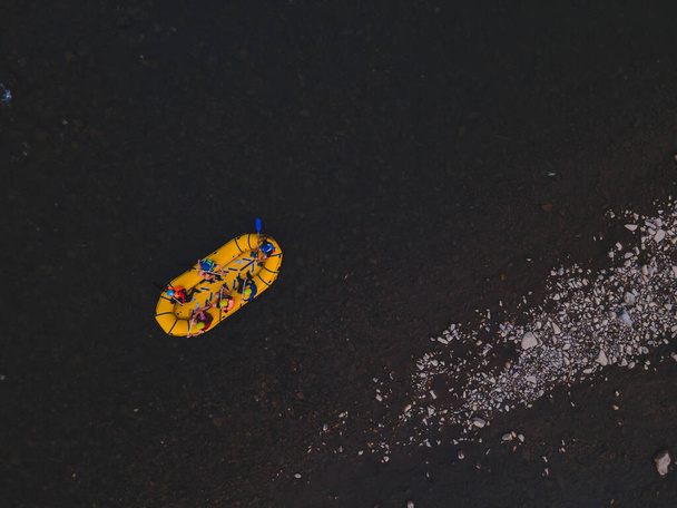 аерофотозйомка гірських річок людей, що плавають у струмку. надзвичайна життєздатність
 - Фото, зображення