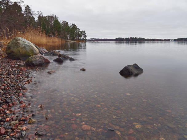 Seurasaari Island in Finnish Helsinki: autumn, picturesque coastline with clear water. - Foto, imagen