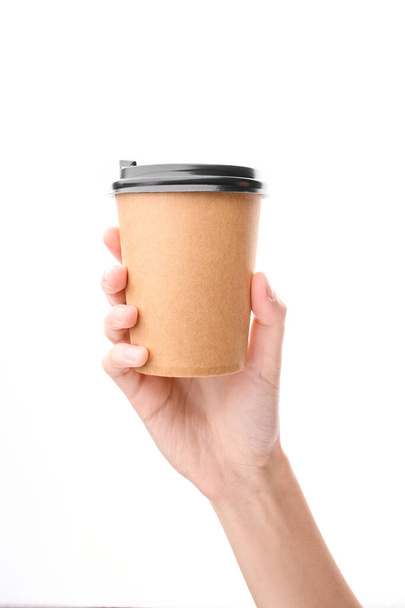 コーヒーを飲みに行く。白を基調とした紙コーヒーカップ。女性の手に紙コーヒーカップ.白い背景に隔離されたコーヒーペーパーカップを持つ男性の手. - 写真・画像
