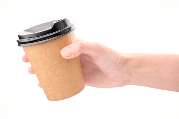Káva s sebou. Papírový šálek kávy izolované na bílém pozadí. Papírové šálky na kávu v ženské ruce. mužská ruka drží šálek kávy papír izolované na bílém pozadí. - Fotografie, Obrázek