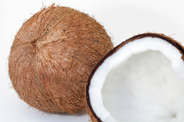 Detailní záběr kokosového ořechu, vcelku a řezu, na bílém pozadí - Fotografie, Obrázek