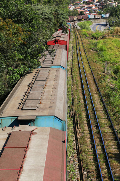 Tren de mercancías, en operación logística. Estado de Sao Paulo, Brasil - Foto, imagen