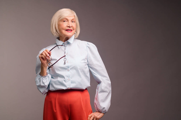 Mujer mayor con estilo en blusa blanca con aspecto de confianza - Foto, imagen