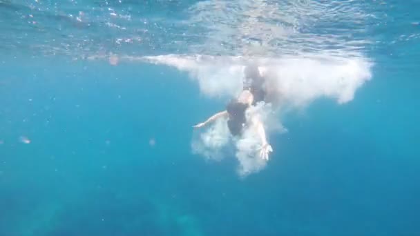 mujer bajo el agua en traje de baño buceo - Metraje, vídeo