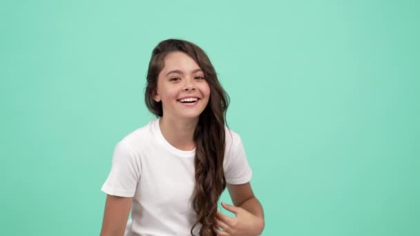 retrato de la muchacha adolescente feliz pelo largo rizado divertirse y reír en broma, bromeando - Metraje, vídeo