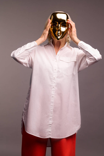 Žena v bílém tričku s maškarní maskou - Fotografie, Obrázek