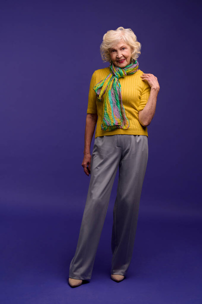 普段着の波髪の先輩女性緑のスカーフ - 写真・画像