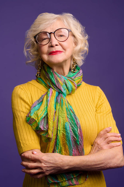 Bella donna anziana in occhiali da vista guardando fiducioso e positivo - Foto, immagini