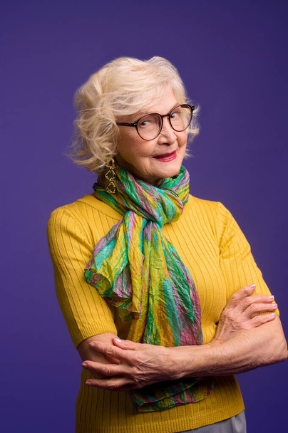 Mulher sênior bonita em óculos que parecem confiantes e positivos - Foto, Imagem