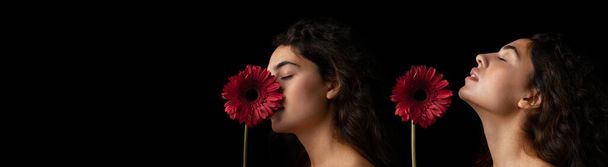 黒の背景に隔離された女性の健康を象徴する赤い草の花でポーズをとる美しい柔らかい女性のコラージュ - 写真・画像