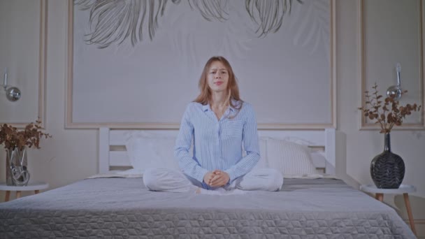 blonde woman stretching in bedroom - Πλάνα, βίντεο