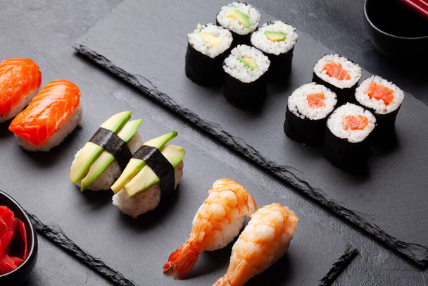 Set de sushi japonés en plato de piedra - Foto, imagen