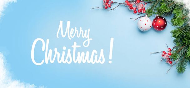 Cartão de felicitações de Natal com abeto e decoração. Top vista flat lay com saudações xmas - Foto, Imagem