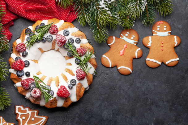 Gâteau de Noël aux baies et sapin. Top vue plat étendu avec de l'espace pour vos salutations - Photo, image
