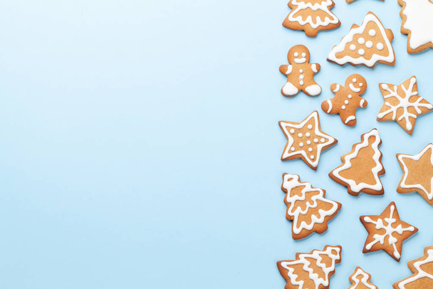 Χριστουγεννιάτικη κάρτα με μπισκότα μελόψωμο σε μπλε φόντο. Top view επίπεδη θέσει με χώρο για τους χαιρετισμούς Χριστούγεννα - Φωτογραφία, εικόνα