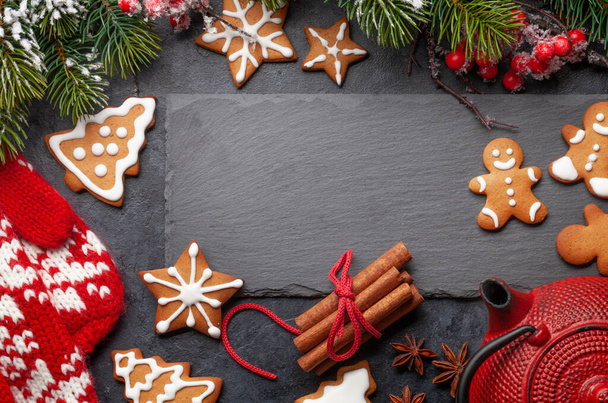 ジンジャーブレッドクッキー、紅茶、モミの木とクリスマスカード。夏の挨拶のためのスペース付きのトップビューフラットレイ - 写真・画像