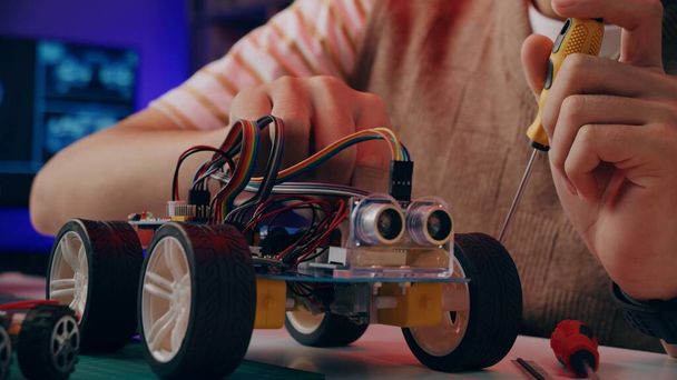 Azji nastolatek robi robota Arduino zadanie domowe projekt w domu - Zdjęcie, obraz