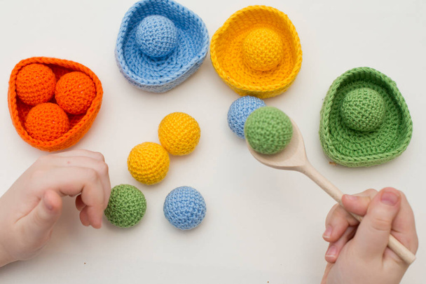 Crochet safe toys gift idea for babies. Easter colored ball sorting game for Kids. preschool education. coordination of movements, fine motoric skills - Fotoğraf, Görsel