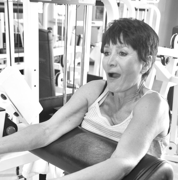 Ältere Seniorinnen trainieren im Fitnessstudio. - Foto, Bild