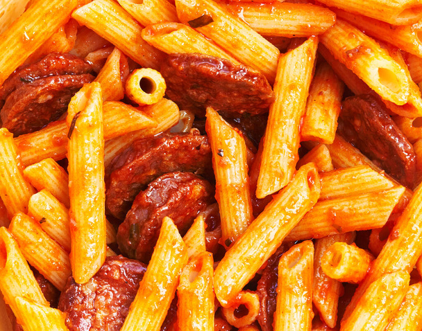  Mazzo di maccheroni italiani con salame piccante e salsa di pomodoro - Foto, immagini