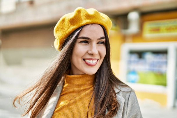 Young hispanic girl smiling happy standing at the city. - Valokuva, kuva