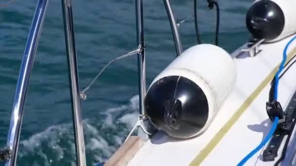 Veiligheidsuitrusting in de buurt van reling van jacht zeilen marine zee - Video