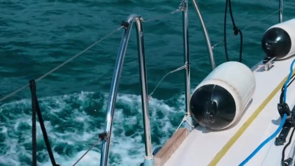 Veiligheidshulpmiddelen op snelle jacht zeilen blauwe zee en schuimende golven - Video