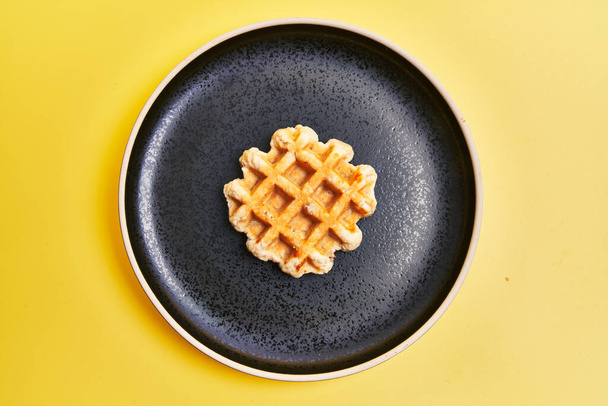  Sarı arkaplanda lezzetli waffle tabağı - Fotoğraf, Görsel