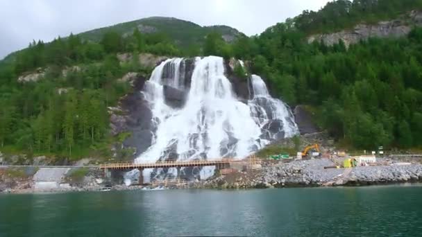 La cascada de Furebergfossen desciende montaña con pinos y construcción de puentes - Metraje, vídeo