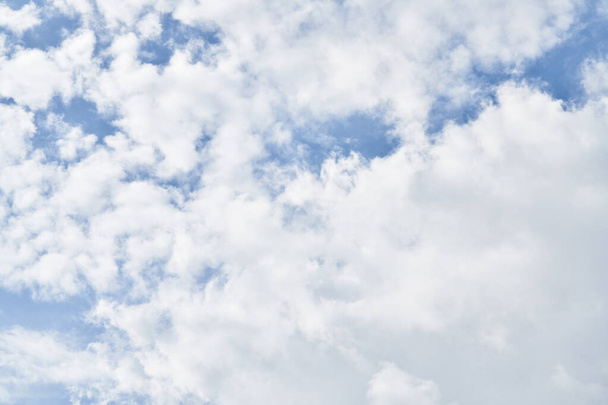 Прекрасное голубое небо с облаками в солнечный день - Фото, изображение
