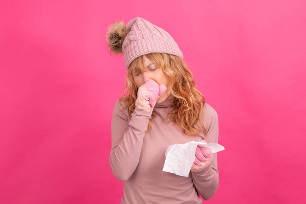 przeziębienie lub alergia kobieta z wyizolowaną chusteczką - Zdjęcie, obraz