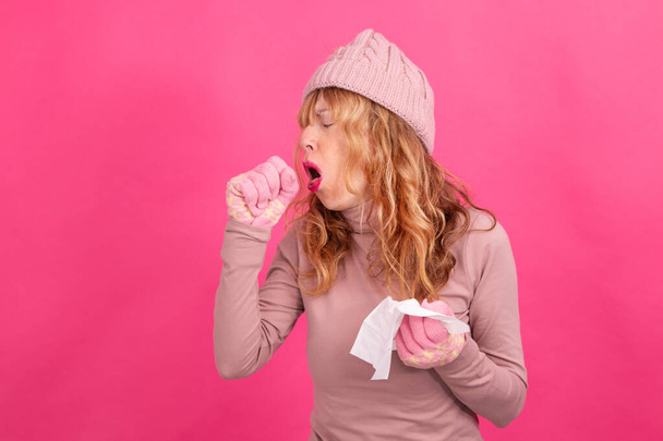 koude of allergische vrouw met zakdoek geïsoleerd - Foto, afbeelding