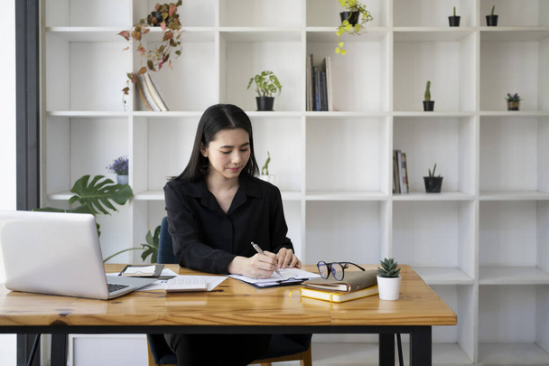 Asian woman entrepreneur working in modern workplace. - Fotografie, Obrázek