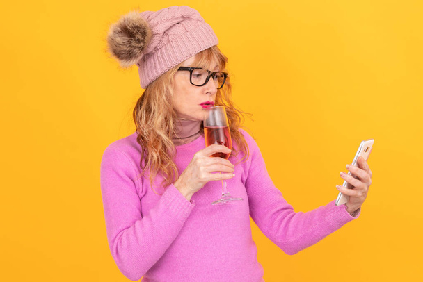 nainen matkapuhelin ja lasi viiniä eristetty - Valokuva, kuva