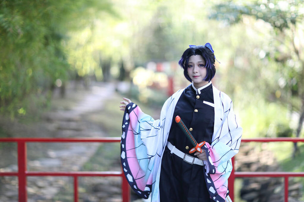 Japonská anime cosplay portrét dívky s komiksovým kostýmem s japonskou tématikou zahrada - Fotografie, Obrázek