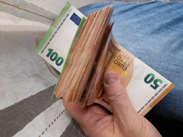 Avro banknotları zengin birinin elinde - Fotoğraf, Görsel