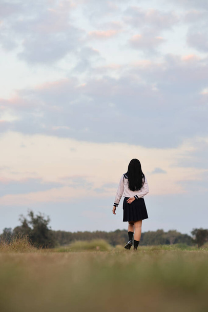 Asyalı liseli kızlar kırsalda gün doğumuyla yürüyorlar - Fotoğraf, Görsel