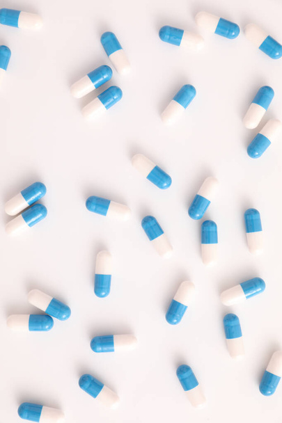 tabletták kapszula közel a tetejére nézet elszigetelt fehér háttér - Fotó, kép