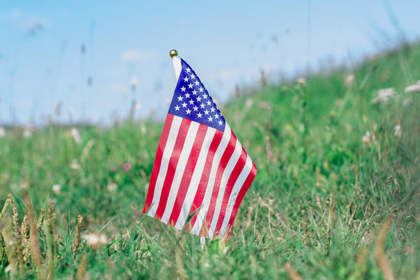 Американский флаг на зеленой траве. День памяти флагов США. Концепция Дня Труда. С Днем Независимости. - Фото, изображение